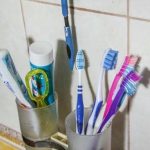 perche-lo-spazzolino-da-denti-dovrebbe-stare-in-un-bicchiere.jpg